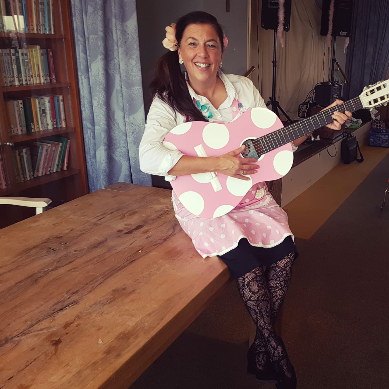 Ilonka foto KM met roze gitaar